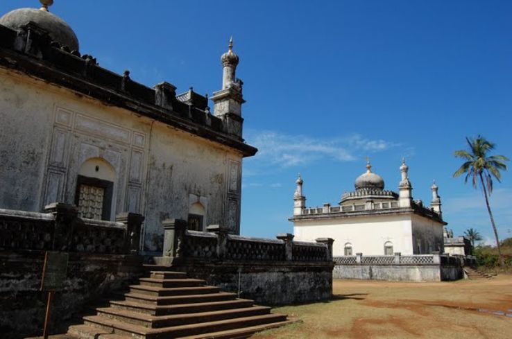 Gaddige Rajas Tomb Trip Packages